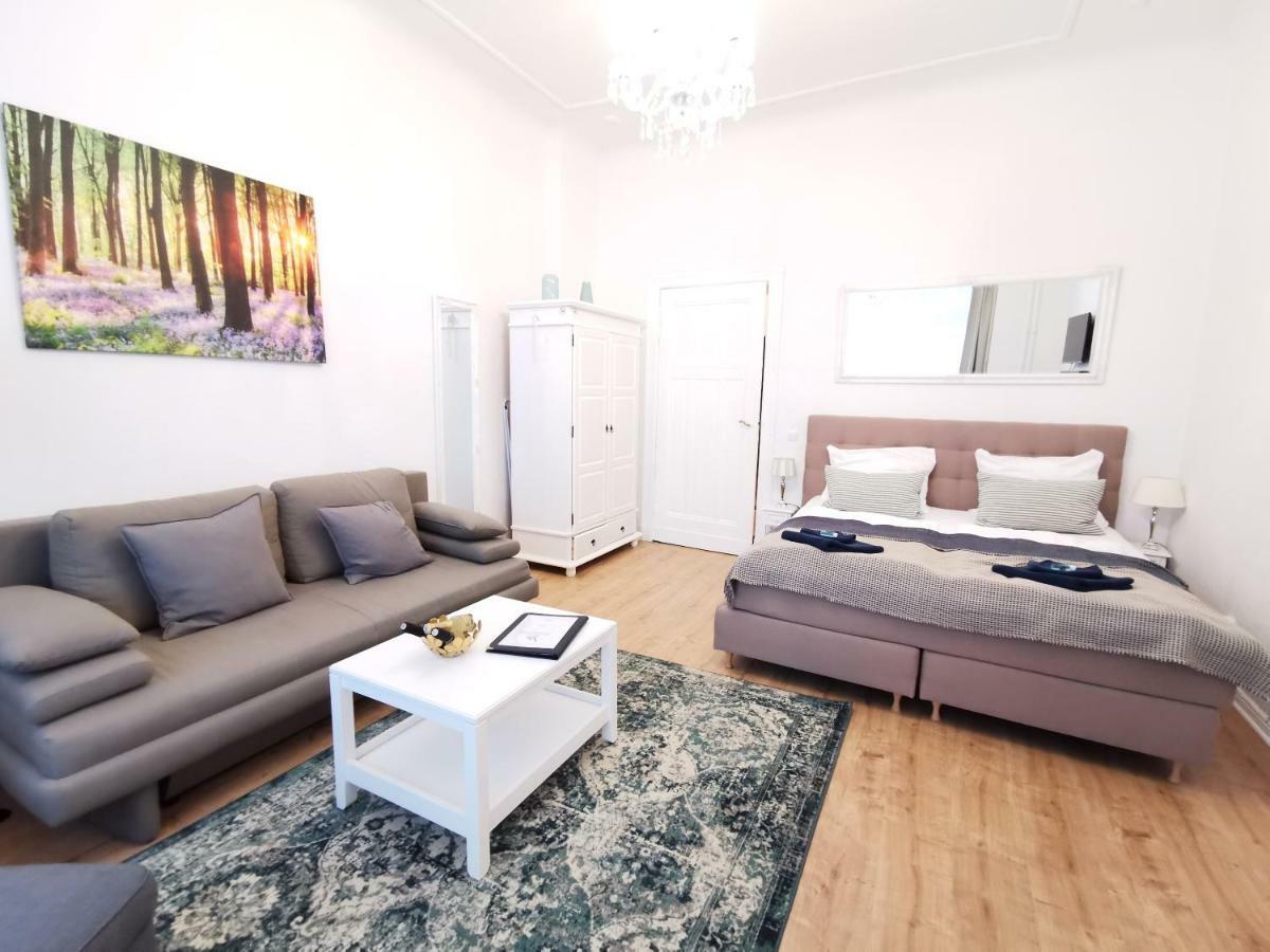 Kvh By Rockchair Apartments L Superhost Status L Boxspringbett Am Schloss Charlottenburg Welcomes You! Berlin Exterior foto